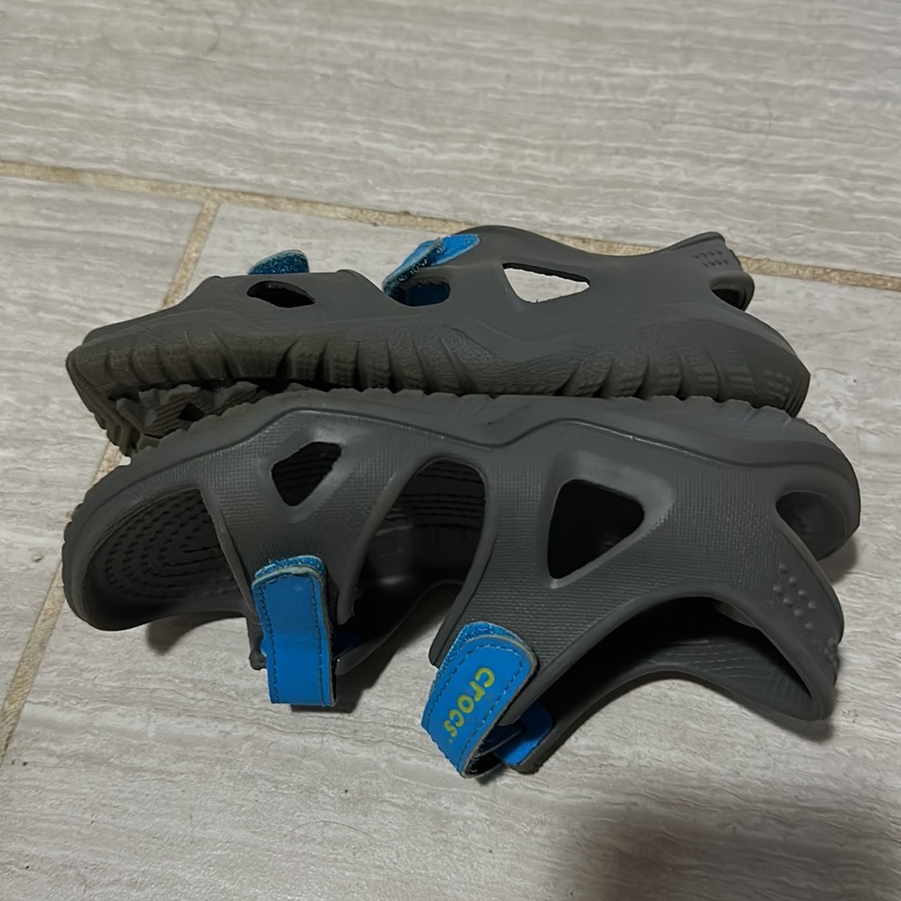 Crocs Swiftwater Strap Sandals size 11 Boys - Picture 2 of 3